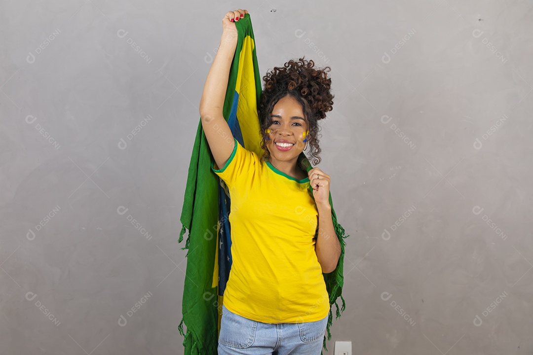 Linda mulher jovem morena segurando bandeira do brasil cabelo sobre fundo isolado