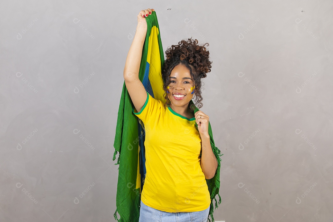 Linda mulher jovem morena segurando bandeira do brasil cabelo sobre fundo isolado