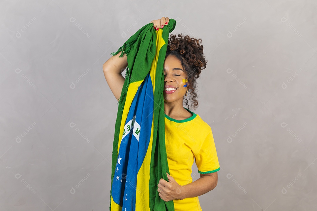 Linda mulher jovem morena segurando bandeira do brasil cabelo sobre fundo isolado