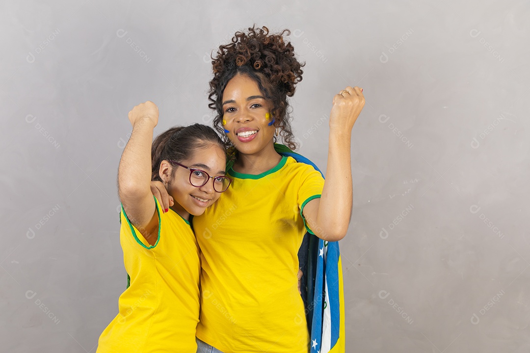 Filha com sua mae torcedoras usando camiseta brasil copa do mundo