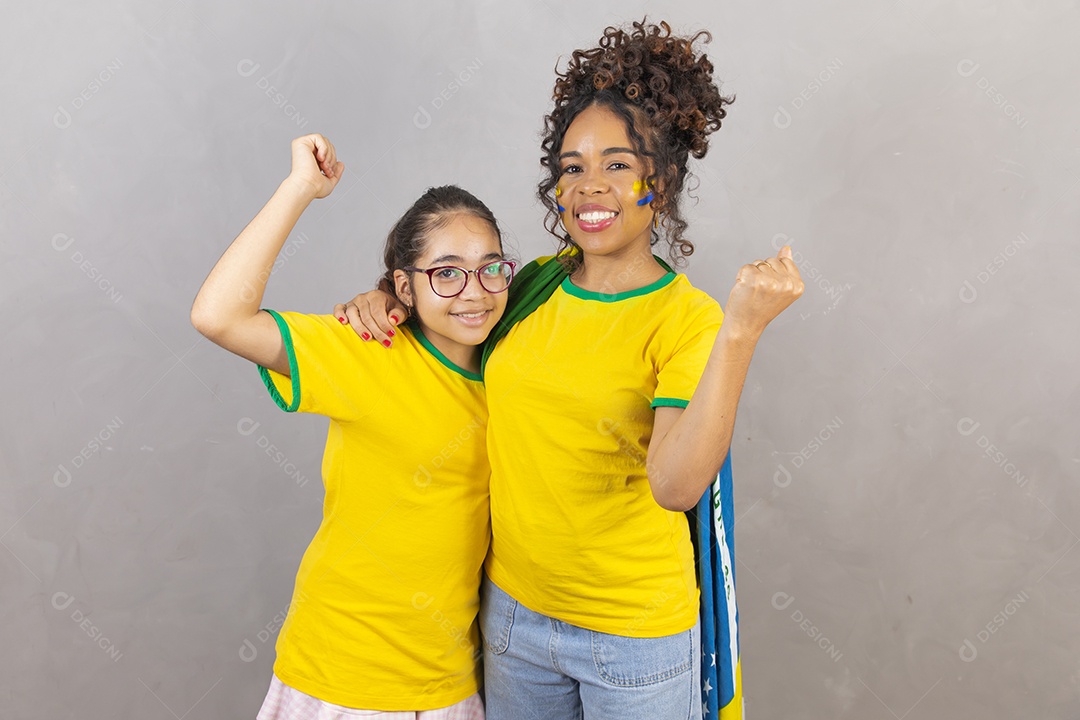 Filha com sua mae torcedoras usando camiseta brasil copa do mundo
