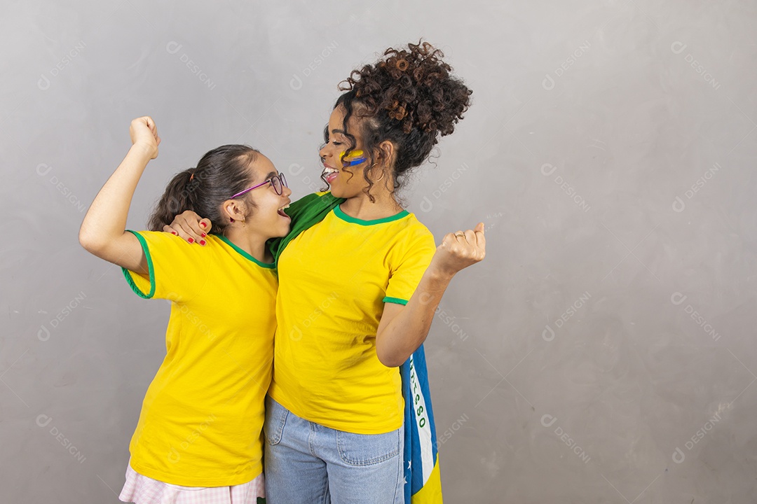 Filha com sua mae torcedoras usando camiseta brasil copa do mundo