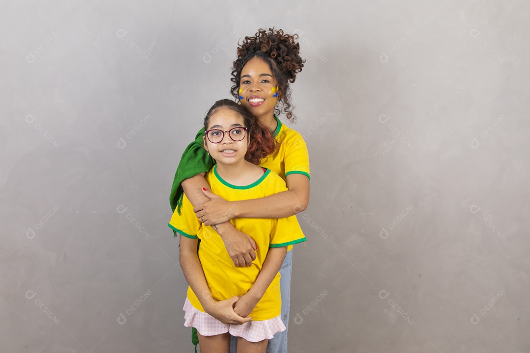 Filha com sua mae torcedoras usando camiseta brasil copa do mundo