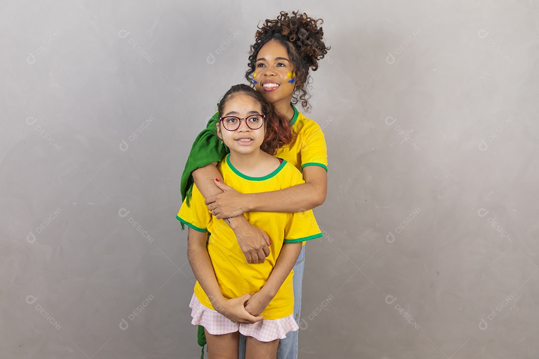 Filha com sua mae torcedoras usando camiseta brasil copa do mundo