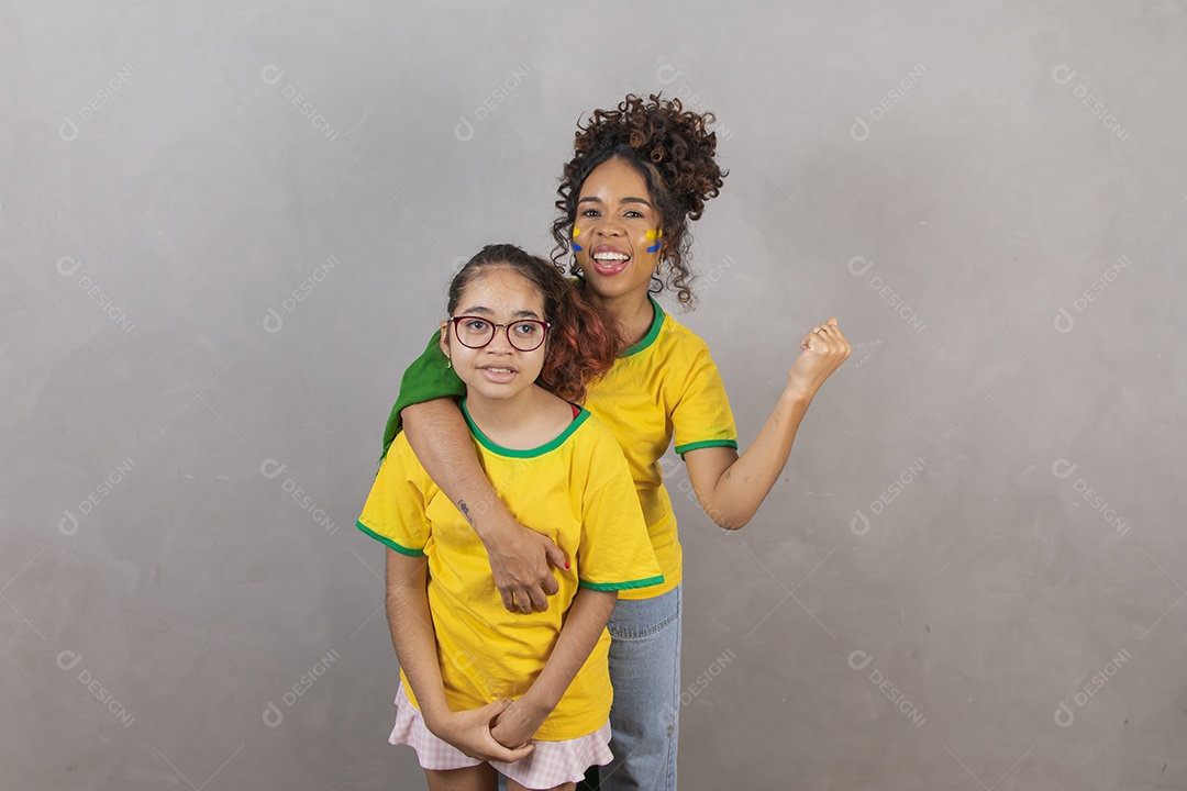 Filha com sua mae torcedoras usando camiseta brasil copa do mundo