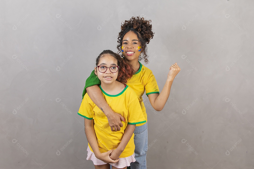 Filha com sua mae torcedoras usando camiseta brasil copa do mundo