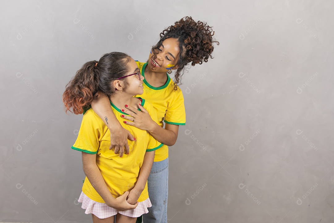 Filha com sua mae torcedoras usando camiseta brasil copa do mundo