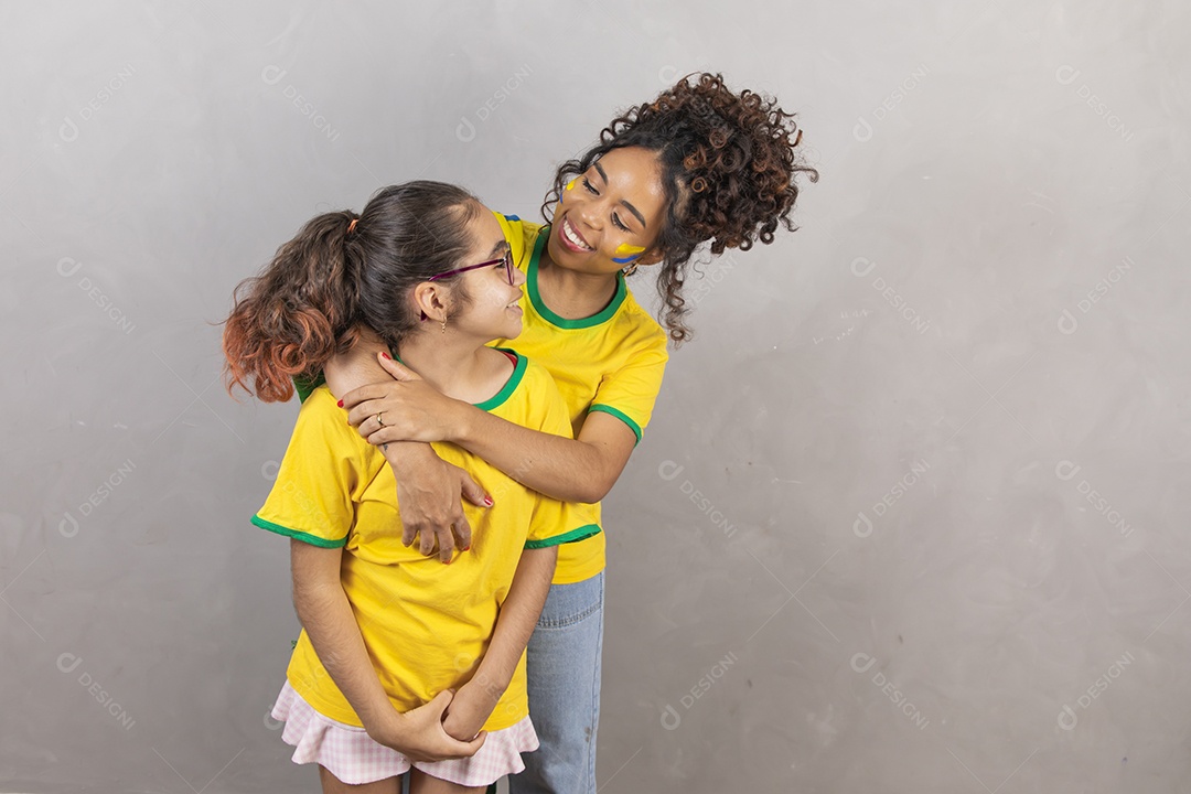 Filha com sua mae torcedoras usando camiseta brasil copa do mundo