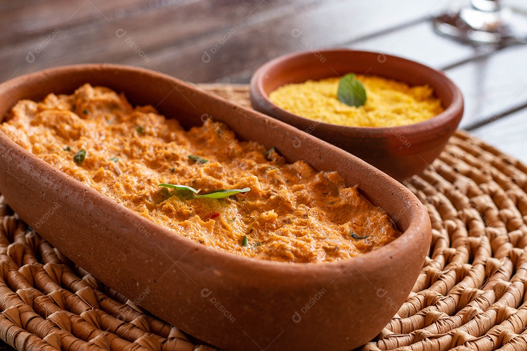 Comida sobre uma tigela de madeira comida alimento sobre coxinha fritas de fundo