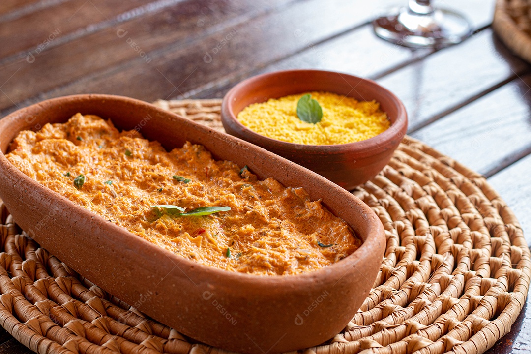 Comida sobre uma tigela de madeira comida alimento sobre coxinha fritas de fundo