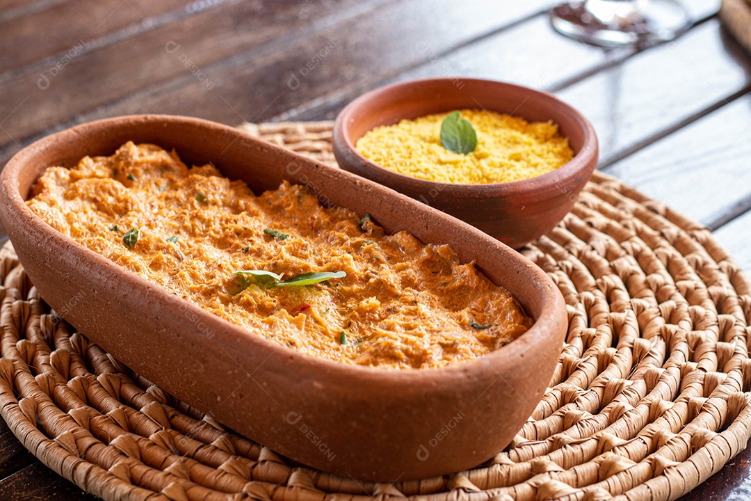 Comida sobre uma tigela de madeira comida alimento sobre coxinha fritas de fundo