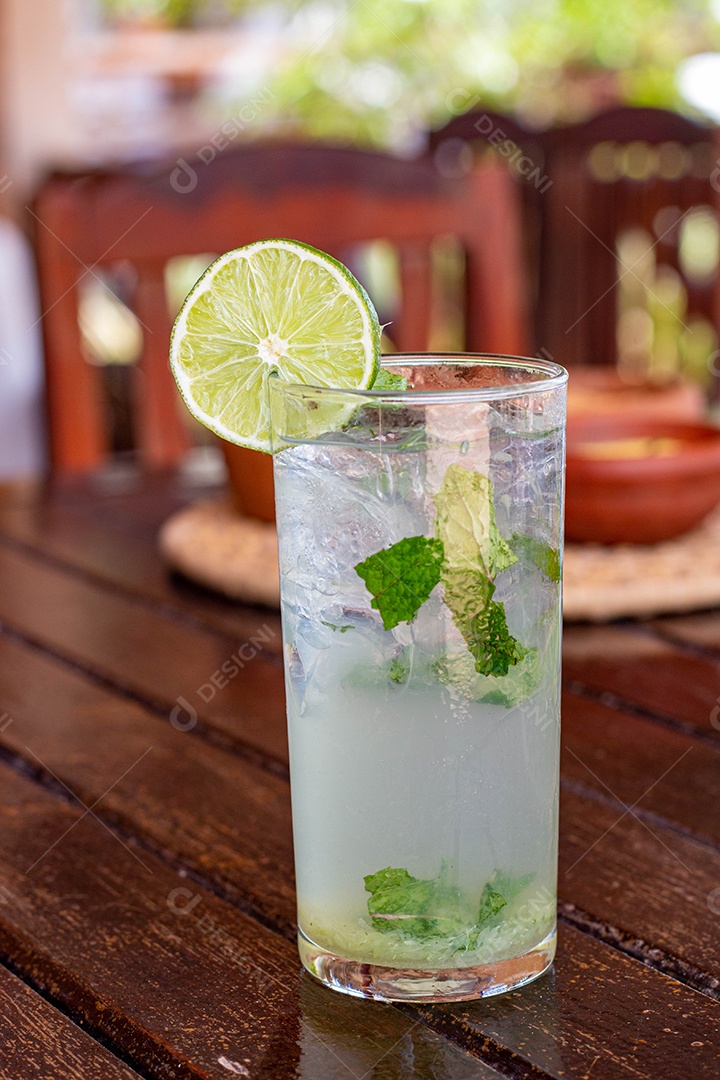 Drink de limão bebida sobre copo de vidro com gelo dentro