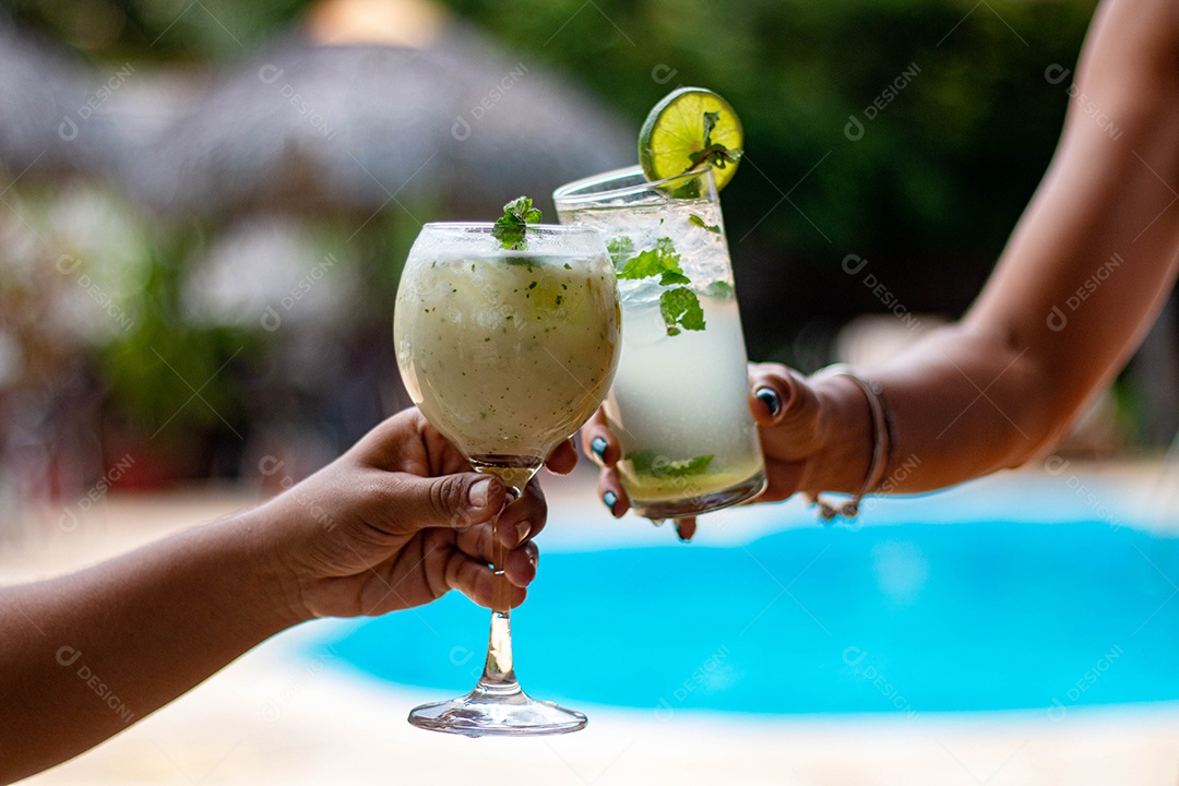 Pessoas brindando bebida sobre um restaurante e mesa coxinhas fritas