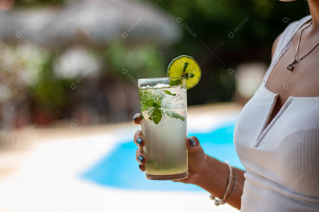 Pessoa segurando bebida sobre um restaurante