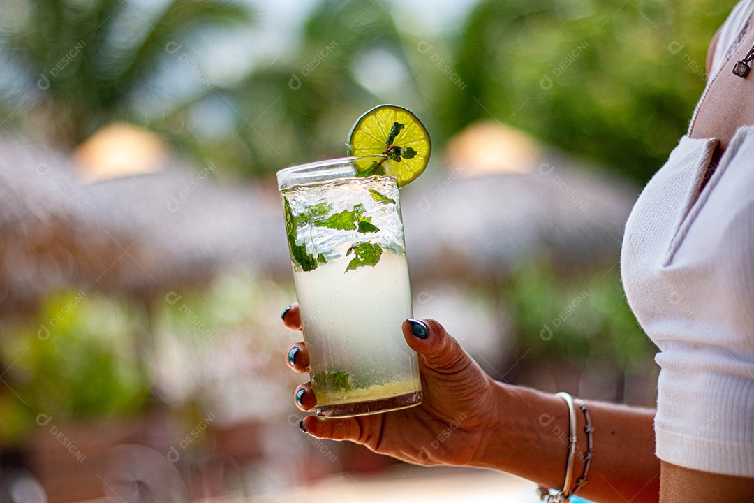 Pessoa segurando bebida sobre um restaurante