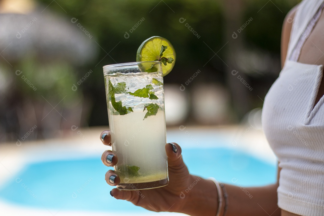Pessoa segurando bebida sobre um restaurante