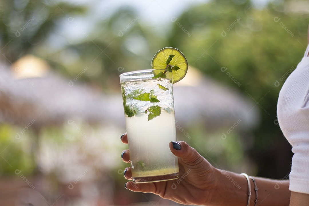 Pessoa segurando bebida sobre um restaurante