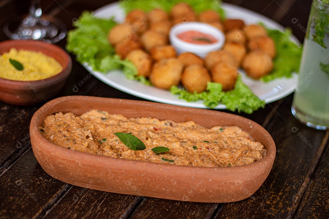 Comida sobre uma tigela de madeira comida alimento sobre coxinha fritas de fundo
