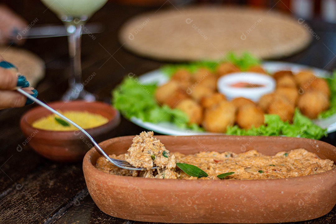 Comida sobre uma tigela de madeira comida alimento sobre coxinha fritas de fundo