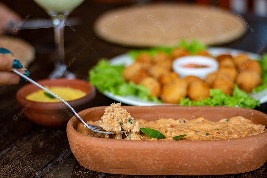 Comida sobre uma tigela de madeira comida alimento sobre coxinha fritas de fundo