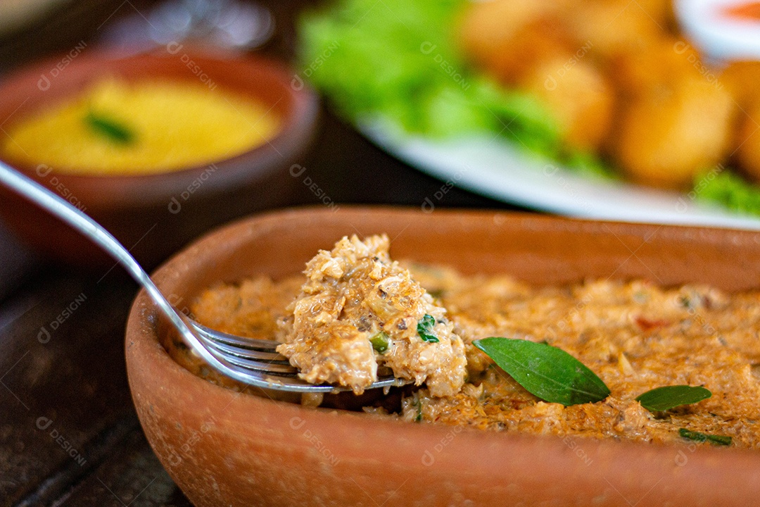 Comida sobre uma tigela de madeira comida alimento sobre coxinha fritas de fundo