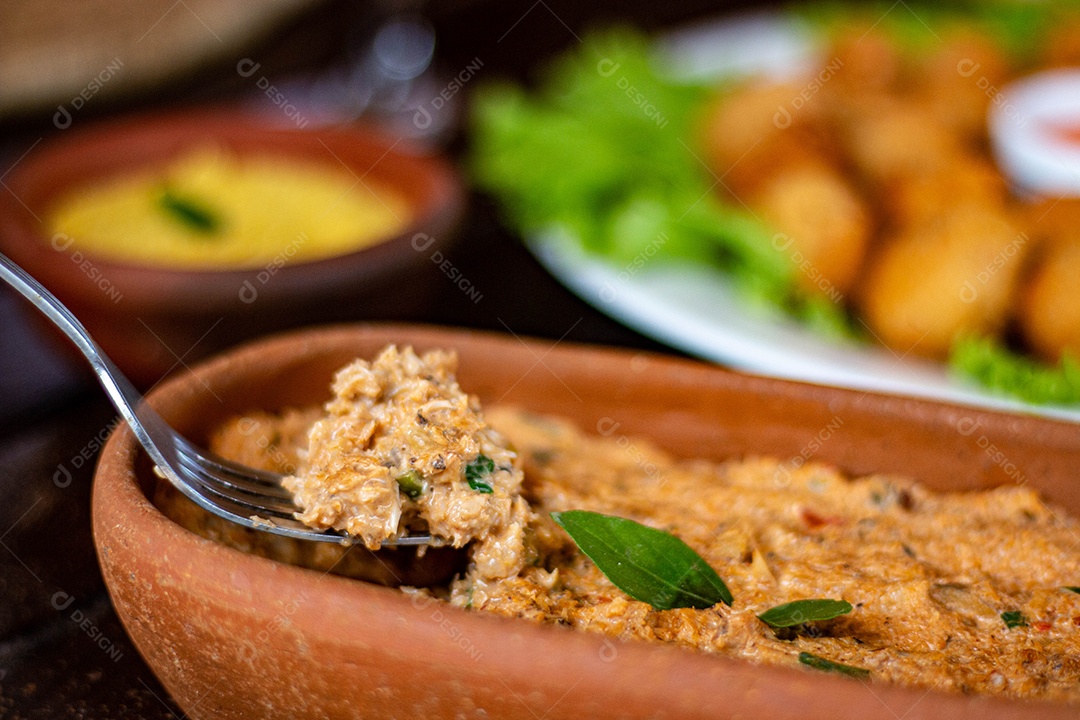 Comida sobre uma tigela de madeira comida alimento sobre coxinha fritas de fundo