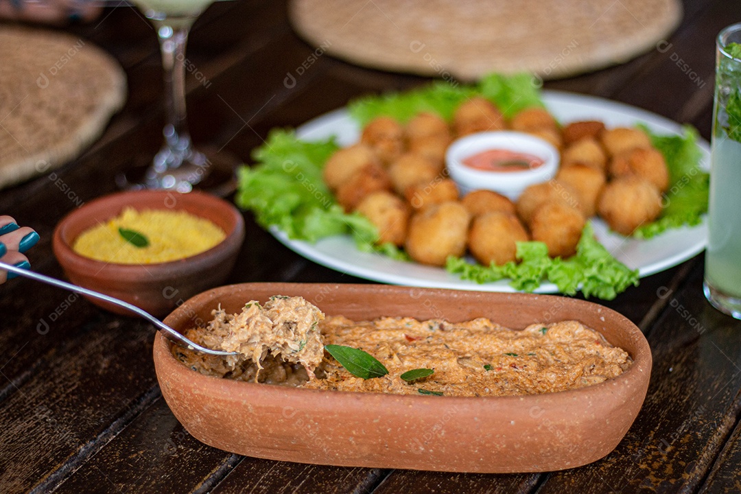 Comida sobre uma tigela de madeira comida alimento sobre coxinha fritas de fundo