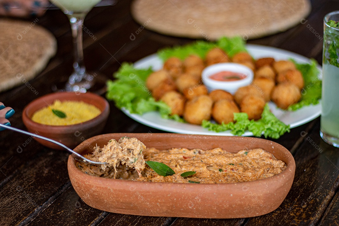 Comida sobre uma tigela de madeira comida alimento sobre coxinha fritas de fundo