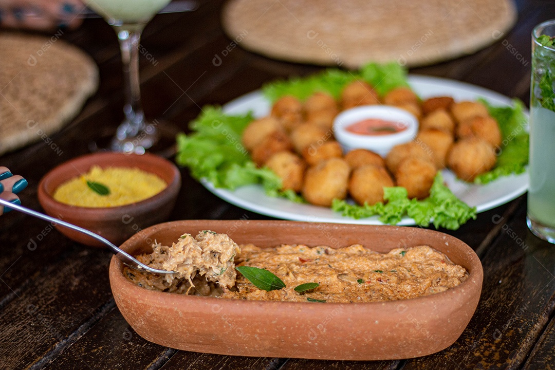 Comida sobre uma tigela de madeira comida alimento sobre coxinha fritas de fundo