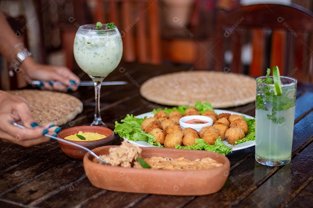 Comida sobre uma tigela de madeira comida alimento sobre coxinha fritas de fundo