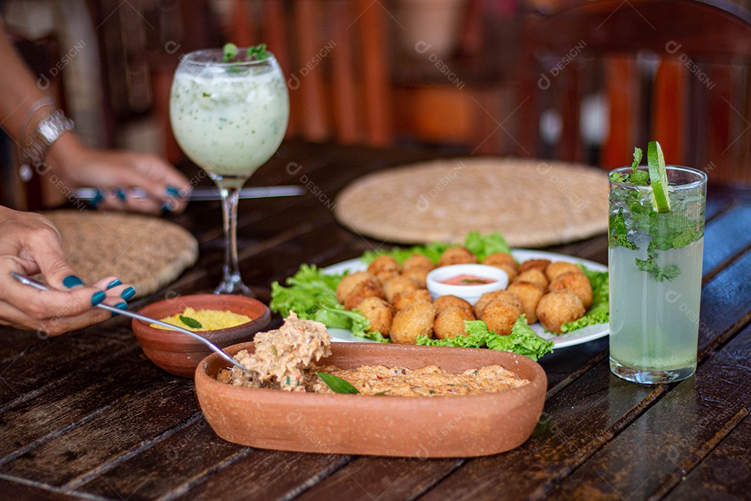 Comida sobre uma tigela de madeira comida alimento sobre coxinha fritas de fundo