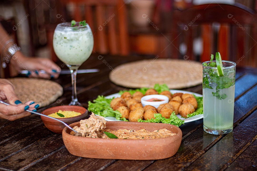 Comidas sobre uma mesa de madeira banquete coxinhas