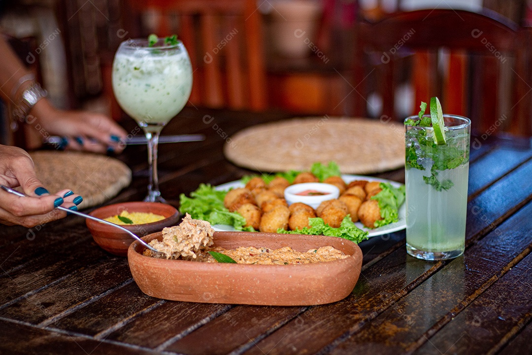 Comidas sobre uma mesa de madeira banquete coxinhas