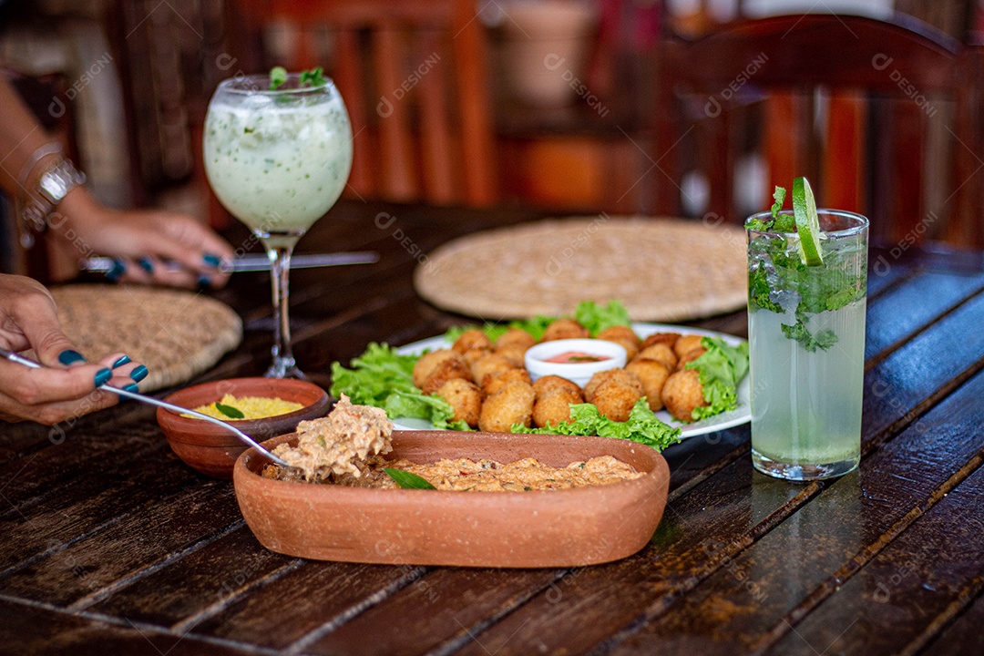 Comidas sobre uma mesa de madeira banquete coxinhas