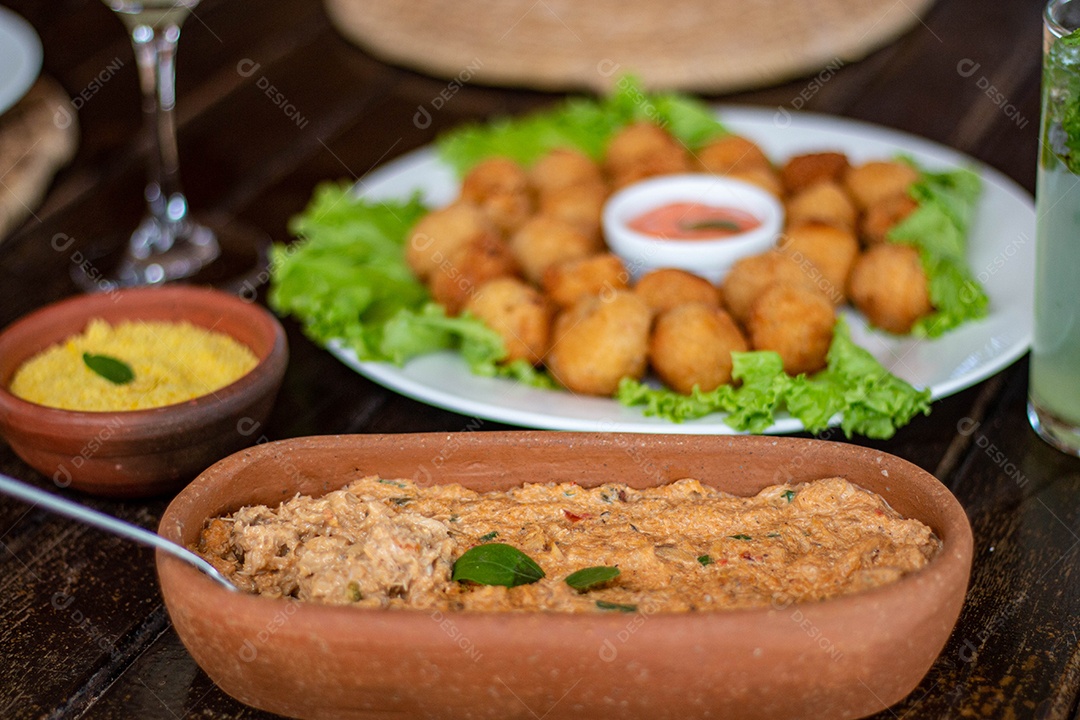 Comidas sobre uma mesa de madeira banquete coxinhas