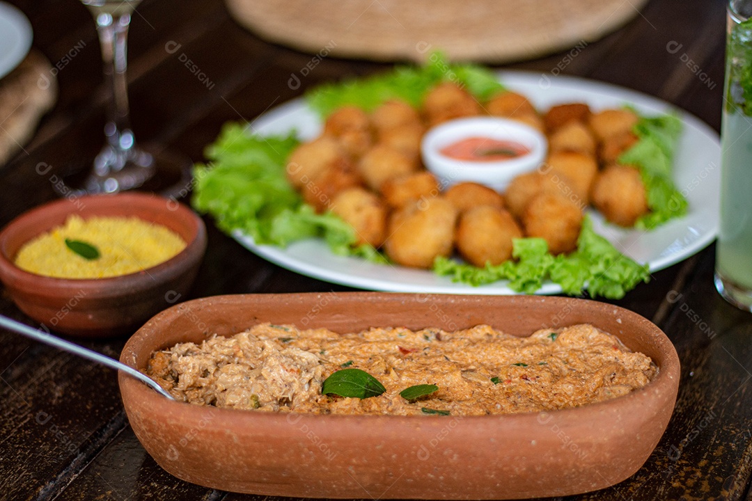 Comidas sobre uma mesa de madeira banquete coxinhas