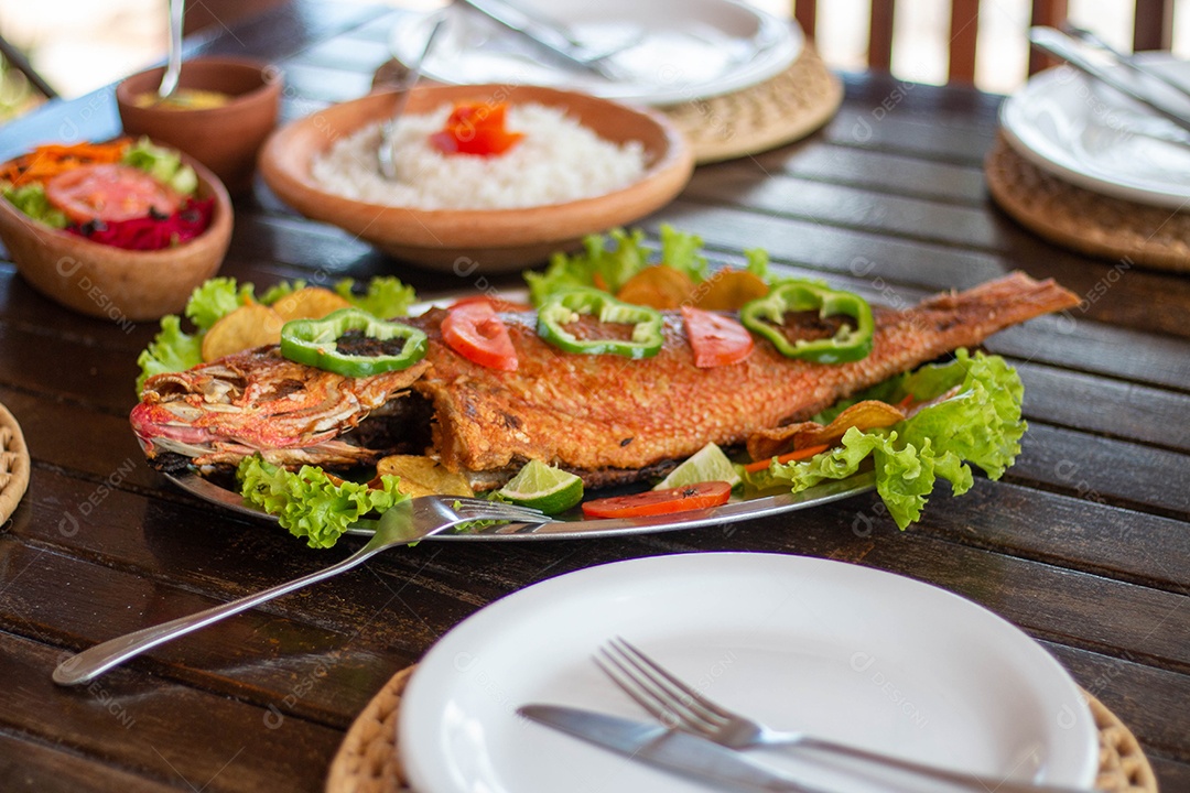 Peixe frito arroz sobre uma mesa de madeira comida restaurante