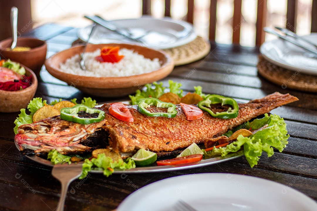 Peixe frito arroz sobre uma mesa de madeira comida restaurante