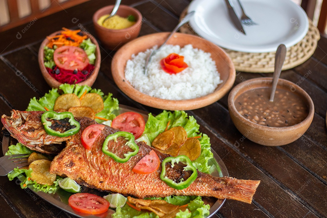 Peixe frito arroz sobre uma mesa de madeira comida restaurante