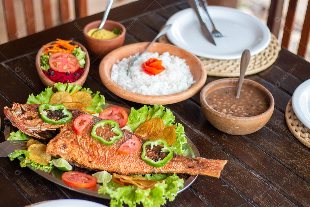 Peixe frito arroz sobre uma mesa de madeira comida restaurante