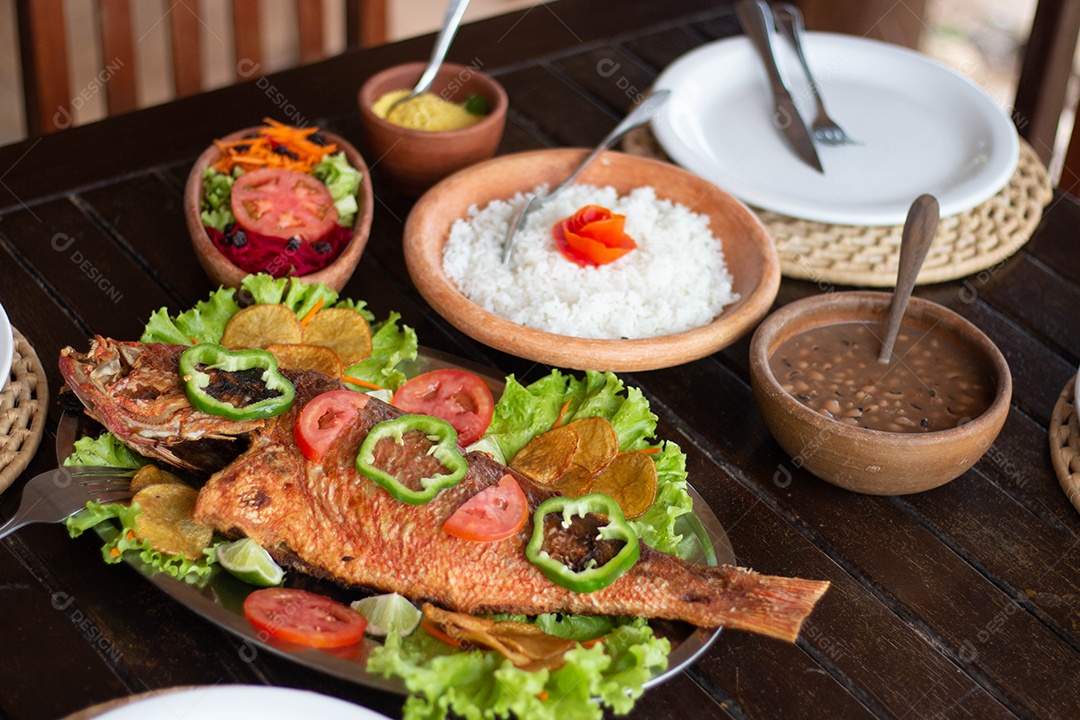 Peixe frito arroz sobre uma mesa de madeira comida restaurante