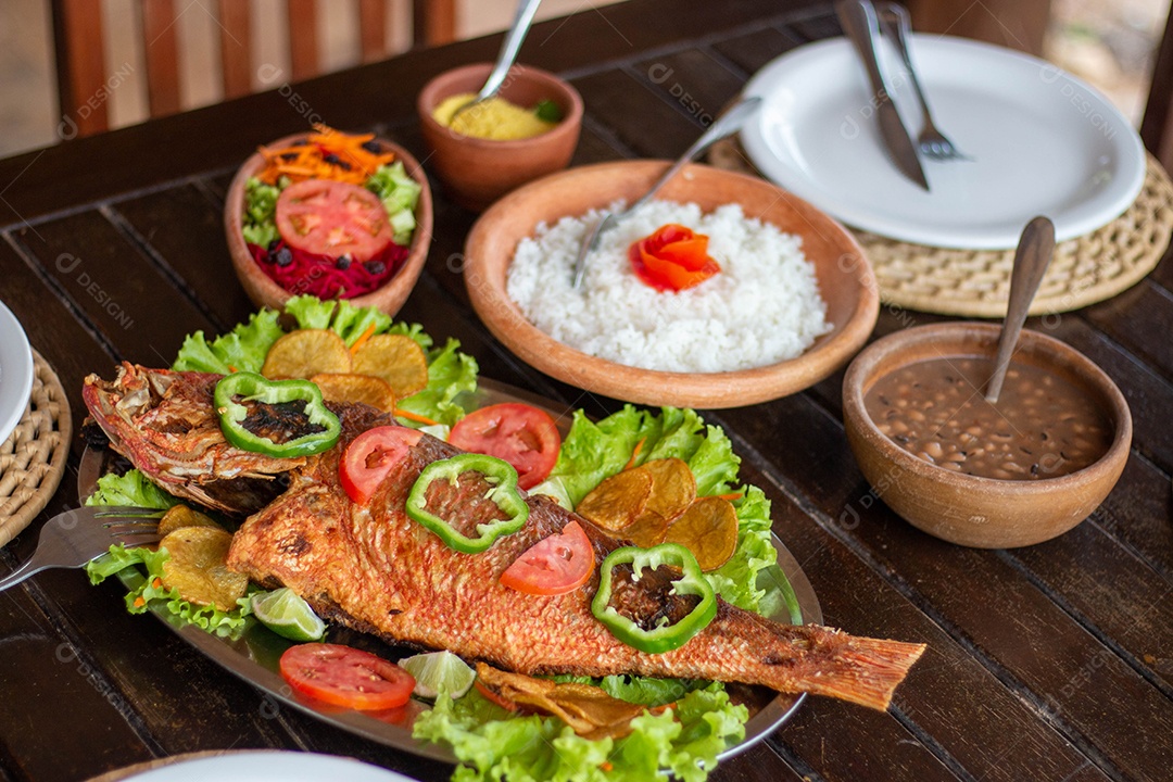 Peixe frito arroz sobre uma mesa de madeira comida restaurante