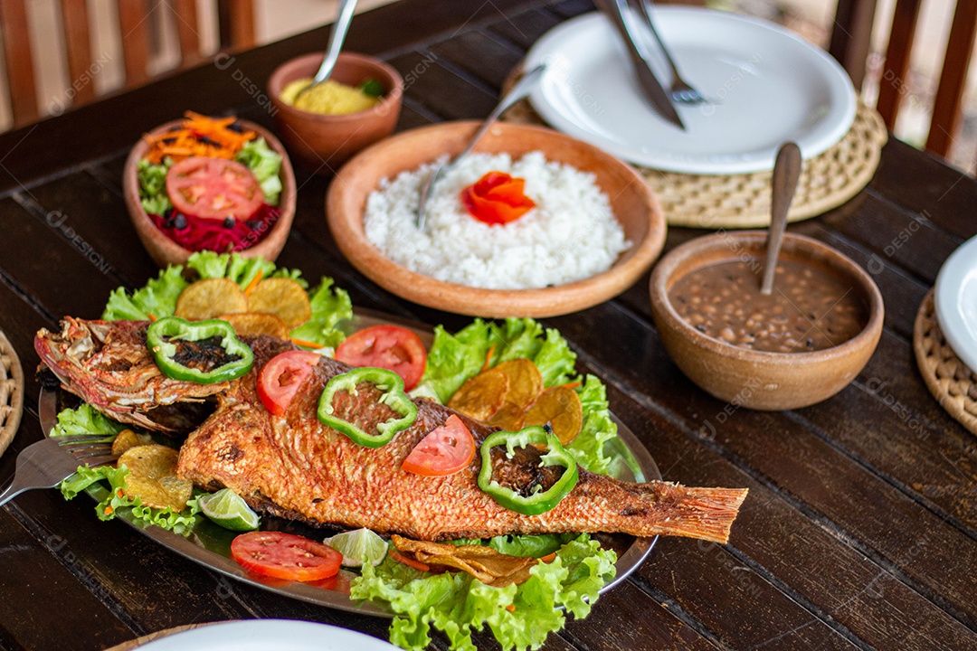 Peixe frito arroz sobre uma mesa de madeira comida restaurante
