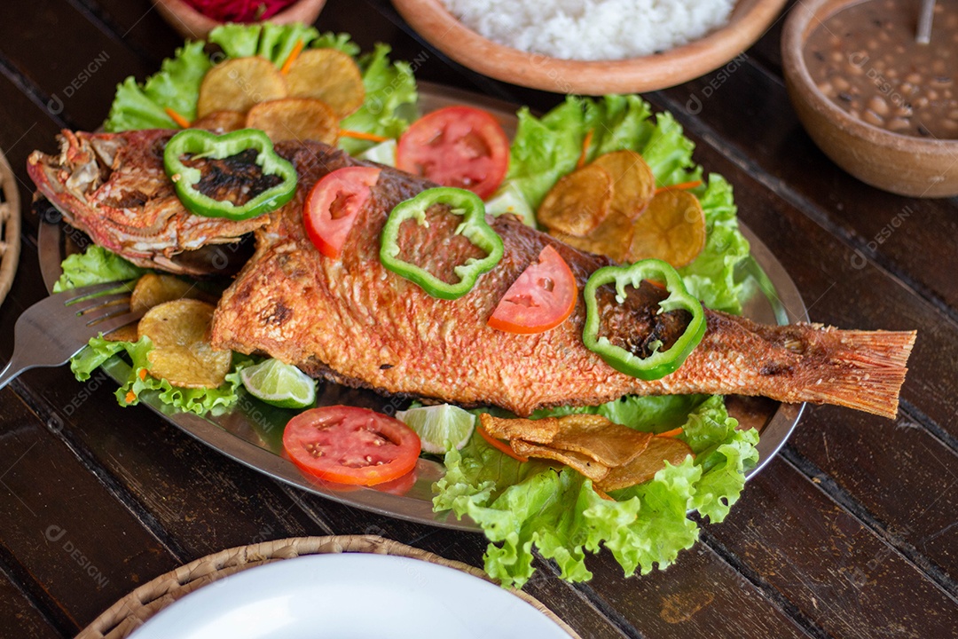 Peixe frito arroz sobre uma mesa de madeira comida restaurante