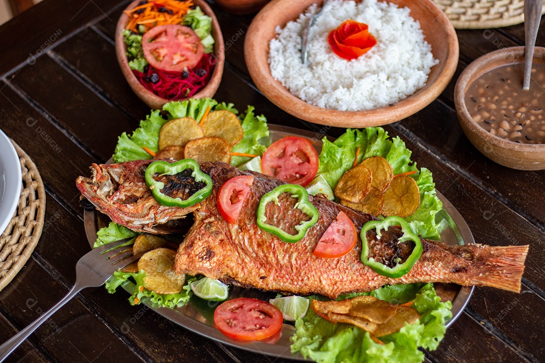 Peixe frito arroz sobre uma mesa de madeira comida restaurante