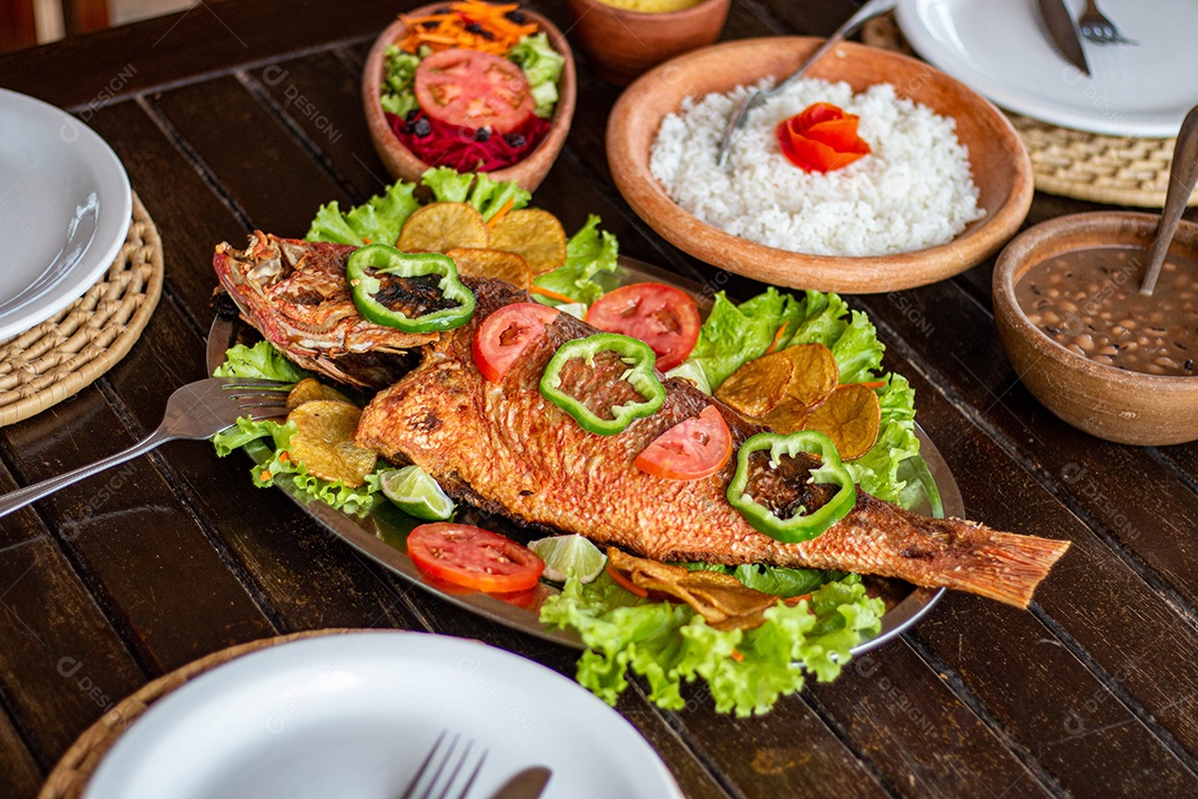 Peixe frito arroz sobre uma mesa de madeira comida restaurante
