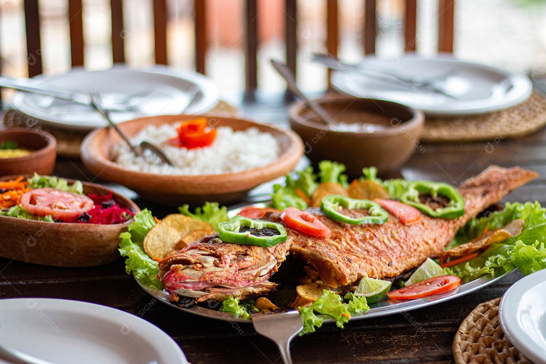 Peixe frito arroz sobre uma mesa de madeira comida restaurante