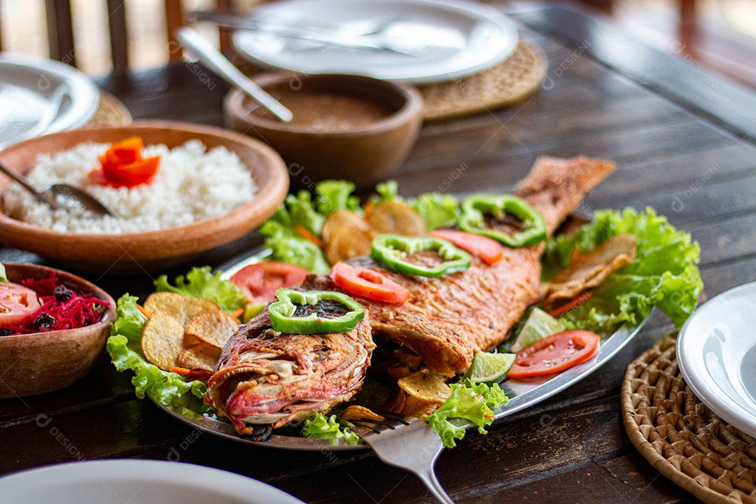 Peixe frito arroz sobre uma mesa de madeira comida restaurante