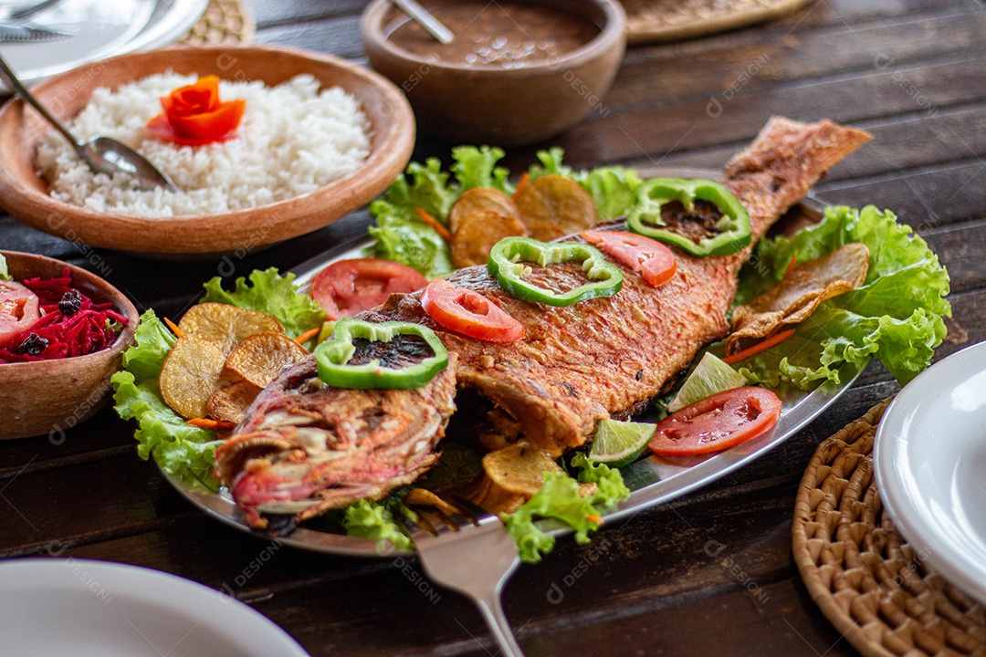 Peixe frito arroz sobre uma mesa de madeira comida restaurante