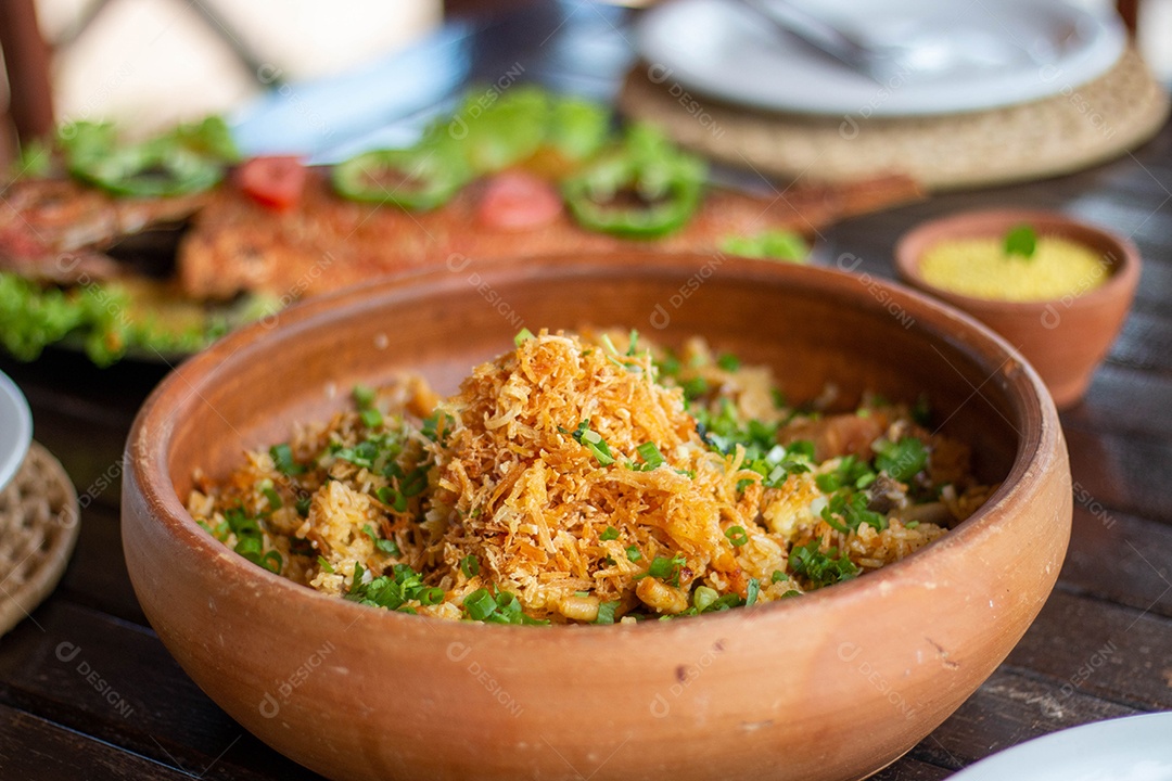 Tigela de frango desfiado sobre uma mesa madeira